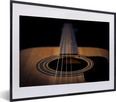 Produktbild von MuchoWow® MuchoWow® Gerahmtes Poster Nahaufnahme einer akustischen Gitarre auf schwarzem Hintergrund 40x30 cm - Poster mit zchwarzem Bilderrahmen - Bilderrahmen - Poster im Rahmen