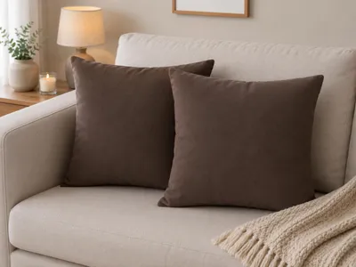 Produktbild von 2er-Set Dekokissen 45 x 45 cm – Sofort einsatzbereit inkl. Füllung – Glatter, dunkelbrauner Velours – Zierkissen