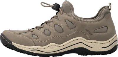 Auf dem Bild ist ein flacher Schuh in der Farbe Beige zu sehen der von der Seite präsentiert wird. Der Schuh hat eine schlichte Form mit einem leicht abgerundeten Zehenbereich und einer dünnen Sohle.