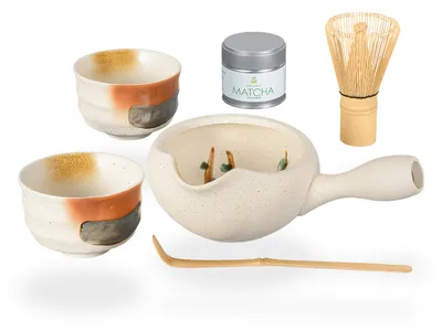 Produktbild von Matcha Set / Matchaset für zwei, Anschlagschale 450ml mit 2 Trinkschalen beige und Besen/Löffel/Tee, handbemalt