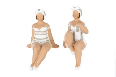Image de Figurine "Gilde", représentant une personne assise au bord d'une piscine, modèle "Becky", en résine, de couleur grise et blanche. Dimensions : L. 7 cm, l. 7 cm, H. 9,5 cm. Référence : 89414. Code EAN : 4063387894149. Lot de 2 pièces (assorties)