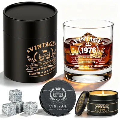 Immagine prodotto di Set regalo di whisky del 1976, che include un bicchiere da whisky, pietre refrigeranti, una candela e sottobicchieri in ardesia