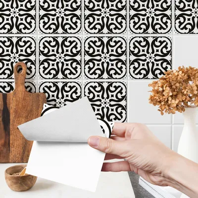 Produktbild von Fliesenaufkleber Klebefliesen Selbstklebende Fliesen für Küche Bad Möbel Schrank Wand Mosaikfliesen Küchenruckwand Schwarze und weiße Ornamente Motiv Br. 60cm x Hö. 40cm