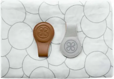Produktbild von Cloby Swaddle- & Clip-Set, Leder Canvas Bambusseide Baumwolle, Weiß Grau Braun, multifunktionales Tuch (120 x 120 cm), 2 umkehrbare Magnetclips (10 x 6 cm), für Kinderwagen & Tragegurte