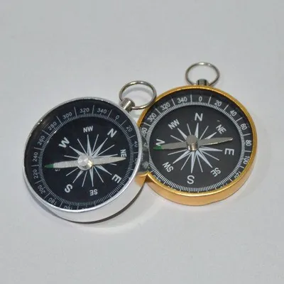 Immagine prodotto di Due bussole portatili con cassa in alluminio da 44 mm e portachiavi.