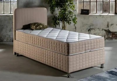 Zdjęcie produktu dla Beżowe, drewniane łóżko z materacem o nowoczesnym designie