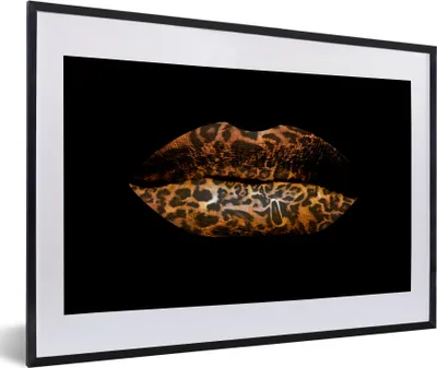 Produktbild von MuchoWow® MuchoWow® Gerahmtes Poster Lippen - Tigerdruck - Schwarz 60x40 cm - Poster mit zchwarzem Bilderrahmen - Schlafzimmer - Plakat in Rahmen - Drucken