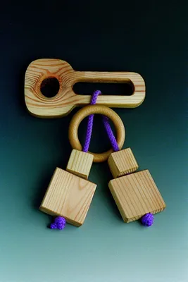Imagen del producto de Juego de dados de madera. Dimensiones: 11 x 6 x 1 cm. Nuevo