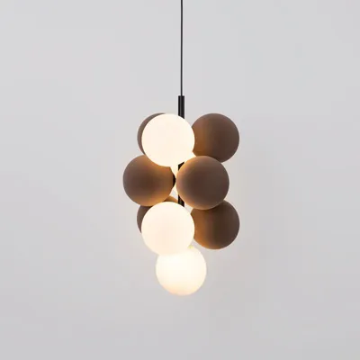 Produktbild von Vertikal hängende Akustiklampe "RAIM" - 4 leuchtende Kugeln und 6 braune absorbierende Kugeln