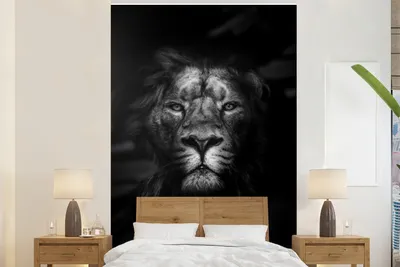 Produktbild von MuchoWow® Fototapete für Wohnzimmer oder Schlafzimmer Wandtapete Vinyl Motivtapete Porträt eines Löwen im Dschungel - schwarz und weiß - 225x350 cm - Schlafzimmer tapete