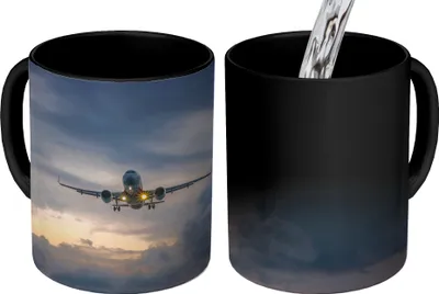 Produktbild von MuchoWow® Zauber Tasse Zaubertasse Magic Flugzeug in einem dunklen Himmel 350 ml Farbwechsel Becher Geschenk Geschenkidee - Magic-Tasse - Fototasse - Keramiktassen - Bilder - Tasse Kaffee - Getränkbec