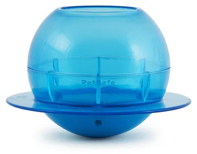 Imagen del producto de Juguete para gatos PetSafe® en forma de escamas de pescado, que sirve como comedero