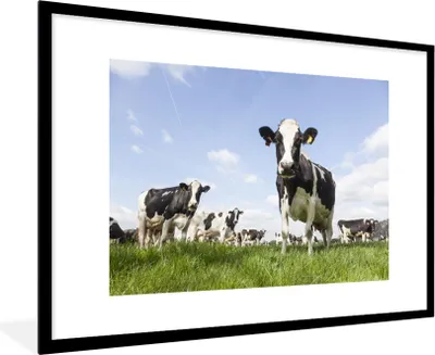 Produktbild von MuchoWow® Gerahmtes Poster Kühe - Gras - Tiere - Sonne - Bauernhof 90x60 cm - Poster mit Schwarzem Bilderrahmen Wandposter Rahmen Foto Bilder - Wanddekoration - Fotos