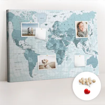 Produktbild von Korkwand mit Stecknadeln – Schwarzes Brett mit Stecknadeln für Fotos und Notizen – 100x70 cm – 100 Holz-Stecknadeln – Weltkarte