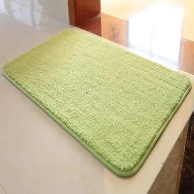 Zdjęcie produktu dla Dywanik do łazienki, antypoślizgowy, chłonny, miękki i puszysty, o wymiarach 40 x 60 cm, w jasnoszarym kolorze