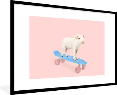 Produktbild von MuchoWow® Gerahmtes Poster Schwein - Rosa - Skateboard - Blau - Tiere 90x60 cm - Poster mit Schwarzem Bilderrahmen Wandposter Rahmen Foto Bilder - Wanddekoration - Fotos