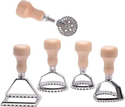 Produktbild von Famanu Ravioli Ausstecher mit Holzgriff und Rand - Pasta Cutter Set von 4