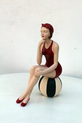 Produktbild von Handbemalte Retro Dekofigur Badefrau auf Ball, ca. 40 cm, im Badeanzug