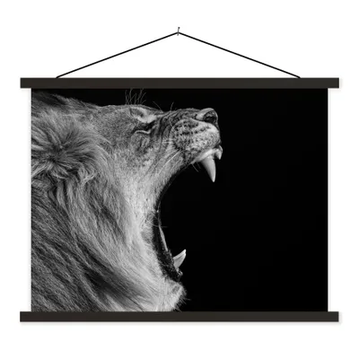 Produktbild von MuchoWow® Textilposter Tiere - Löwe - Schwarz - Weiß - Porträt 150x113 cm mit schwarzem Rahmen - Wohnzimmer