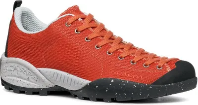 Rote Lifestyle-Schuhe "Mojito Planet Fabric" von Scarpa mit grauem Gummisohle und Schnürung.