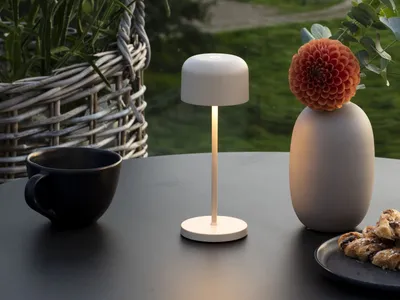 Produktbild von Konstsmide LED Tischleuchte Lille Mini | sandfarben | Indoor/Outdoor | Kabellos | 7,5 x 7,5 x 20 cm | 7835-330