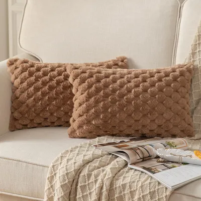 Produktbild von Set mit 2 braunen, superweichen, dekorativen Plüschkissenbezügen, 30 x 50 cm, dekorative Kissenbezüge aus Wollsamt, Sofakissen, flauschige Dekokissen für Couch, Sofa, Bett, Wohnzimmer