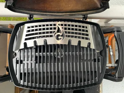 Produktbild von Edelstahl Multistation | Warmhalterost für Weber Q100/200/1000/2000er Baureihen | mit Drumstick Halterung | 3mm stark