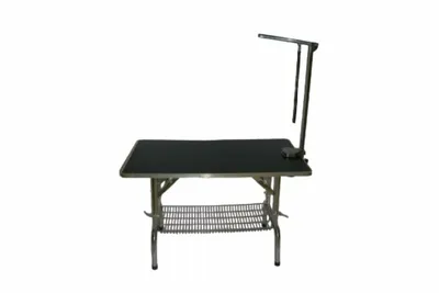 Produktbild von Hundepflegetisch mit einem Pflegearm – Arbeitsfläche 110 x 60 cm – Höhenverstellbar 75–94 cm – Mit Pflegeschlaufe und Korb – Für Hunde und Welpen
