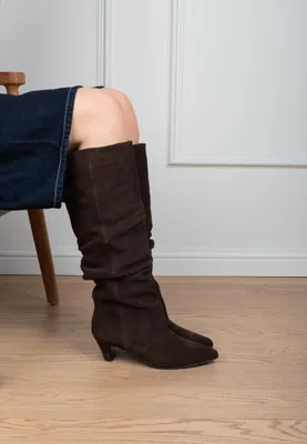 Produktbild von Dunkelbraune Damen Wildleder Stiefel mit hohem Schaft, spitzer Zehenpartie und 6 cm Absatz, KI-generiertes Bild