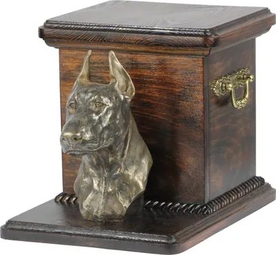 Produktbild von Dobermann I - Eine Urne für die Asche eines Hundes mit einer Statuette, eine elegante Urne für einen Hund, eine außergewöhnliche Urne mit dem Porträt eines Hundes von der Marke Art-Dog.