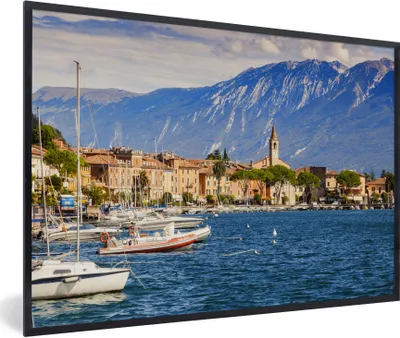 Produktbild von MuchoWow® Gerahmtes Poster Gardasee - Boote - Berge 90x60 cm - Poster mit Schwarzem Bilderrahmen Wandposter Rahmen Foto Bilder - Fotorahmen - Foto-Plakat
