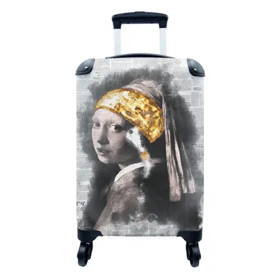 Produktbild von MuchoWow® Koffer Handgepäck Trolley Rollkoffer Kleine Reisekoffer mit 4 Rollen - Mädchen mit Perlenohrring - Johannes Vermeer - Zeitungsartikel - Gold - Cabin Size < 55x40x23 cm & 55x40x20 cm - Fotokoffer - Kabinenkoffer - Boardgepäck - Reise-Box - Reisekoffer - Reisegepäck - Koffer mit Bild - Trolley für Kinder