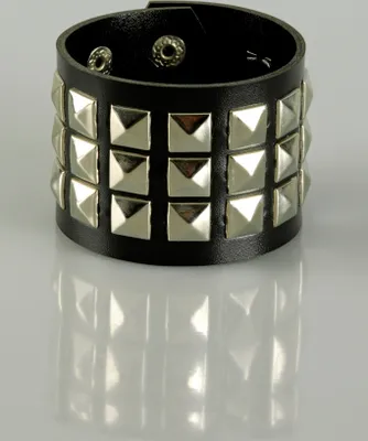 Produktbild von Punkrocker Nietenarmband dreireihig