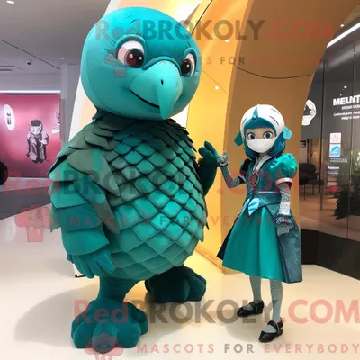 Obrázok produktu pre Maskot spoločnosti REDBROKOLY, ježko Teal, je oblečený v mini sukni a má na sebe hodinky