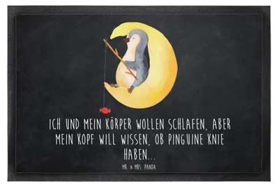 Produktbild von Mr. & Mrs. Panda Fussmatte Pinguin Mond 60 x 90 cm - Kreidetafel - Geschenk, Schmutzfangmatte, Schlafzimmer, Schmutzfänger, fußmatte, Angel, Türvorleger, Bodenvorleger