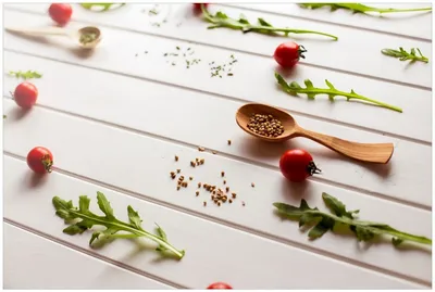 Produktbild von Wallario Premium Glasbild, freischwebende Optik, kräftige Farben, Größe 90 x 60 cm Motiv Küche  Ruccola, Tomaten und Gewürze