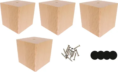 Four wooden cubes, screws, and four felt pads are arranged on a white background.