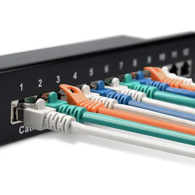 Produktbild von kwmobile 12 Port Patchpanel Cat6 Verteiler - Verteilerfeld Patchfeld Cat 6 Kabel mit Erdungskabel - inkl. Schrauben Dübel für Wandmontage - Schwarz