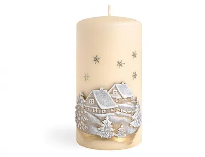 Zdjęcie produktu dla Nohel Garden Świeca świąteczna CHALOUPKY V ZIMĚ VÁLEC d7x14cm