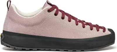 Mojito Wrap von Scarpa; Damen Lifestyle-Schuhe in Rosa mit burgunderfarbenen Schnürsenkeln und schwarzer Sohle.
