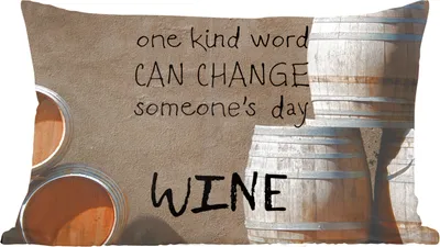 Produktbild von MuchoWow® Zierkissen Sofakissen Wohnzimmer Dekokissen 50x30 cm Weinzitat "Ein freundliches Wort kann den Tag von jemandem verändern WINE" vor einem Hintergrund von Weinfässern - Wohnzimmerdekoration -
