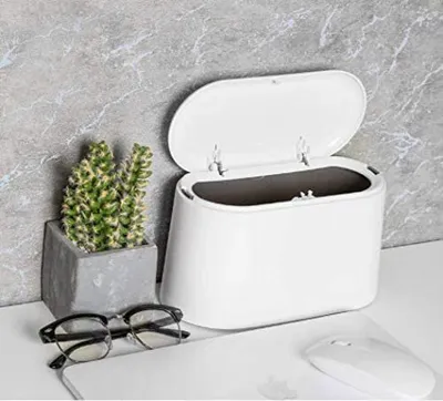 Produktbild von Tischmülleimer mit Deckel,Mini Abfalleimer Tisch Mülleimer, Bad Kosmetikeimer Tischabfalleimer für Küche Badezimmer Büro Schreibtisch WC Auto Bett Geruchsdichter Klein Plastik 1.5L (Weiß)