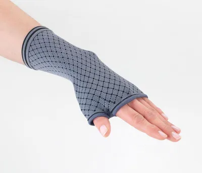 Obrázok produktu pre Maximex Kávová ortéza na ruku, pravá, s chladiacim efektom, veľkosť S/M. Ortéza je vyrobená z recyklovaného kávového sedimentu, má priedušnú konštrukciu, chladiaci efekt a ochranu pred UV žiarením, a slúži na stabilizáciu kĺbov