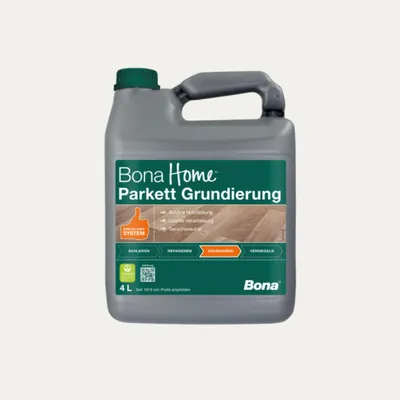 A gray plastic jug with a green cap and label, containing Bona Home Parkett Grundierung (parquet primer).