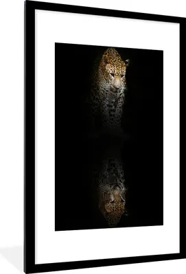 Produktbild von MuchoWow® Gerahmtes Poster Leopard - Reflexion - Schwarz 60x90 cm - Poster mit Schwarzem Bilderrahmen Wandposter Rahmen Foto Bilder - Dekoration - Wandposter Wohnzimmer - Hochwertig