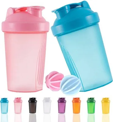 Immagine prodotto di Set di shaker proteici Ibenzoa® – 2 shaker da 400 ml con filtro integrato e misurino, realizzati in AS senza BPA, a prova di perdite, trasparenti, colore blu/rosa, ideali per proteine in polvere e frullati