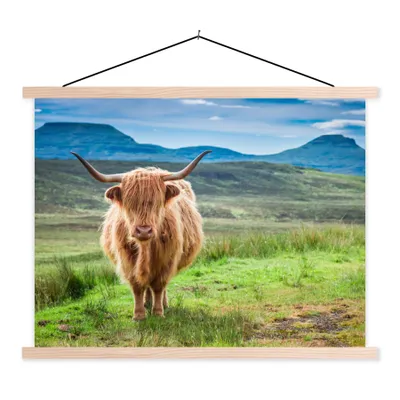 Produktbild von MuchoWow® Textilposter Schottischer Hochländer - Kuh - Natur - Berg - Gras 120x90 cm mit holzfarbenen Rahmen - Magnetisch
