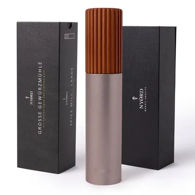 Produktbild von NYORD Gewürzmühle – Champagnerfarbene Salz und Pfeffermühle mit stufenlos einstellbarem Edelstahl Mahlwerk, hohem Fassungsvermögen und Birkenholzgriff