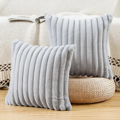 Produktbild von Set mit 2 dekorativen Kissenbezügen aus Kunstfell, weich und flauschig mit Streifenmuster für Sofa und Schlafzimmer, hellgrau, 60 x 60 cm