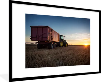 Produktbild von MuchoWow® Gerahmtes Poster Traktor - Grün - Sonnenuntergang - Horizont - Grün - Landleben 90x60 cm - Poster mit Schwarzem Bilderrahmen Wandposter Rahmen Foto Bilder - Wanddekoration - Fotos